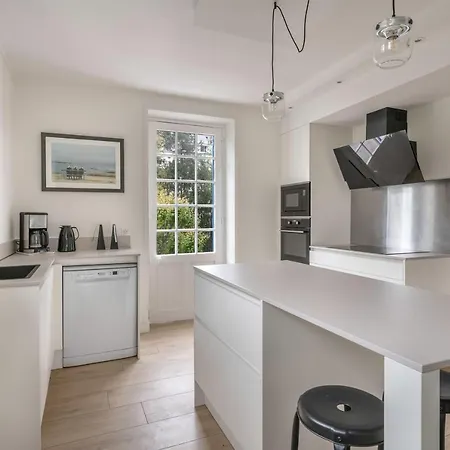 A Pied, Spacieuse Maison Pour 12 Feriehus *